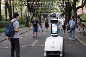 Một robot đang chào đón các sinh viên năm nhất trong khuôn viên trường Đại học Phúc Đán ở Thượng Hải,.