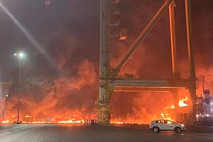Hình ảnh vụ cháy tại cảng Jebel Ali.