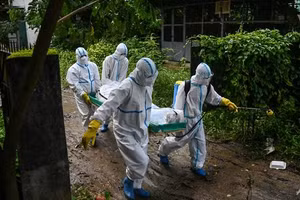Các tình nguyện viên Myanmar đưa nạn nhân Covid-19 chôn cất tại nghĩa trang.