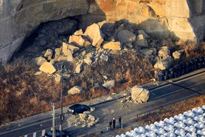 Đá rơi xuống đường cao tốc sau động đất.