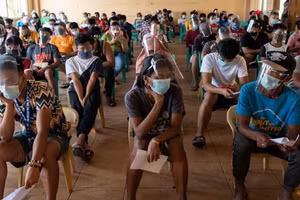 Người dân Philippines xếp hàng nhận hỗ trợ từ chính phủ khi thủ đô phong tỏa 2 tuần để ngăn chặn biến thể Delta.