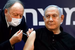 Thủ tướng Israel Netanyahu được tiêm vaccine Covid-19.