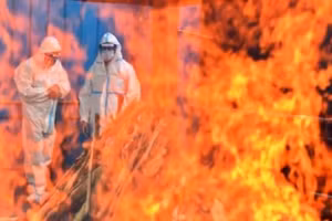 Giàn thiêu bệnh nhân Covid-19 ở Ấn Độ.