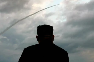 Lãnh đạo Triều Tiên Kim Jong-un theo dõi một vụ phóng tên lửa năm 2019.