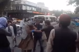 Người bị thương tại sân bay được đưa tới bệnh viện ở Kabul.