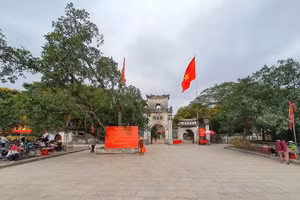 Đền Trần Nam Định vắng người đến.