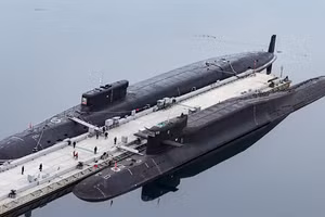 Các tàu ngầm hạt nhân của Nga Prince Vladimir và Yekaterinburg cập bến tại một căn cứ hải quân của Nga ở Gazhiyevo.