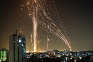 Rocket được phóng từ thành phố Gaza, do phong trào Hamas của người Palestine kiểm soát, nhằm đáp trả cuộc không kích của Israel nhằm vào một tòa nhà 12 tầng.