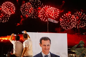 Pháo hoa mừng chiến thắng của ông Assad.