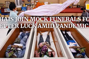 Video người Thái Lan nằm trong quan tài để “đuổi vận xui”