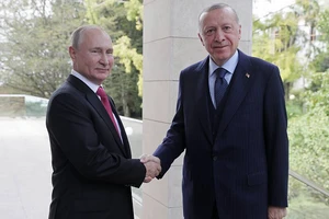 Tổng thống Nga Vladimir Putin và người đồng cấp Thổ Nhĩ Kỳ Recep Tayyip Erdogan (phải).