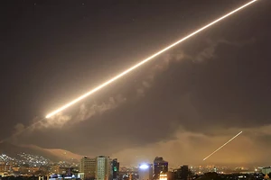 Syria tuyên bố bắn rụng tên lửa của Israel trên bầu trời thủ đô Damascus