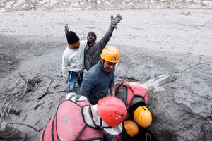 Nhân viên cứu hộ đang chạy đua với thời gian, hy vọng tìm thấy người còn sống.