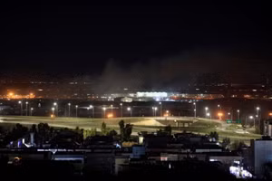 Khói bốc lên trên Erbil, sau khi có báo cáo về đạn cối hạ cánh gần sân bay Erbil, Iraq ngày 15 tháng 2 năm 2021.