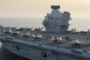 Tàu HMS Queen Elizabeth của Hải quân Hoàng gia Anh.