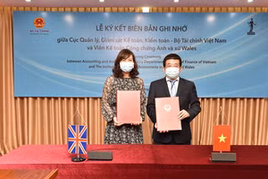 Bà Đặng  Thị Mai Trang – Trưởng đại diện ICAEW Việt Nam và ông Vũ Đức Chính - Cục trưởng Cục Quản lý, giám sát kế toán, kiểm toán – Bộ Tài chính ký kết biên bản ghi nhớ hợp tác vào chiều 15/7 tại trụ sở Bộ Tài chính.