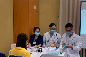 Tư vấn cho tình nguyện viên đầu tiên tiêm mũi 1 vaccine Covivac phòng COVID-19 của Việt Nam.
Ảnh: VGP/Hiền Minh.