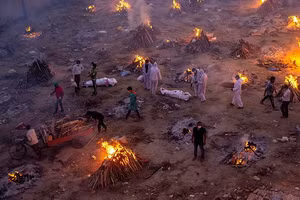 Hình ảnh bệnh nhân Covid-19 Ấn Độ được hỏa táng ngoài trời.