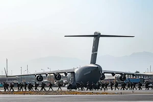 Binh sĩ Mỹ tới bảo vệ sân bay ở Kabul, Afghanistan.