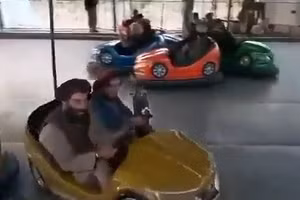 Taliban tại một khu vui chơi ở Afghanistan.