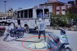 Video: Xe cứu thương hất văng thi thể nạn nhân Covid-19 xuống đường ở Ấn Độ