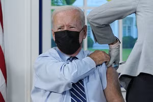 Tổng thống Mỹ Joe Biden tiêm vắc xin Covid-19 liều thứ 3.