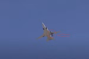 Máy bay ném bom tầm xa Tu-22M3 mang tên lửa hành trình X-22 