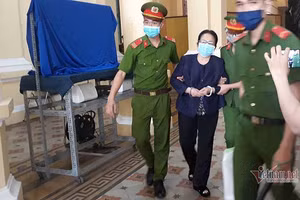 Do sức khỏe kém, lực lượng hỗ trợ tư pháp phải dìu bà Dương Thị Bạch Diệp ra xe về trại giam
