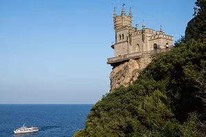 Một con tàu đi trên Biển Đen, ngoài Crimea.