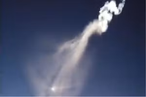 Một vật thể có vệt dài trên bầu trời vùng Amur của Nga.