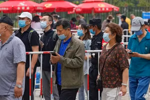 Người Trung Quốc xếp hàng tiêm vắc xin.