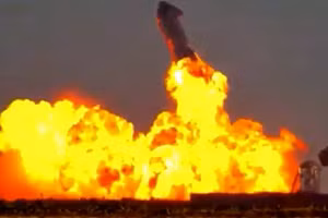 Tàu Starship chạm đất và phát nổ.