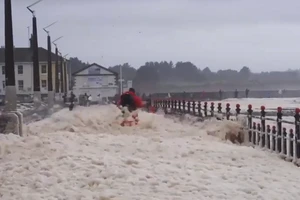 Video: Bọt biển “nhấn chìm” thị trấn của Ireland