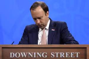 Ông Matt Hancock từ chức Bộ trưởng Y tế Anh.