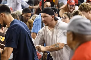 Các cổ động viên bóng chày tìm nơi ẩn náu khi tiếng súng vang lên.