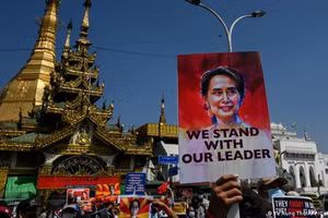 Người ủng hộ mang hình ảnh bà Suu Kyi.
