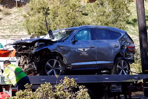 Chiếc xe của Tiger Woods sau vụ tai nạn.