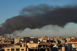 Khói bốc lên từ một tòa nhà sau cuộc không kích của Israel ở Gaza.