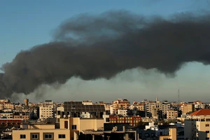 Khói bốc lên từ một tòa nhà sau cuộc không kích của Israel ở Gaza.