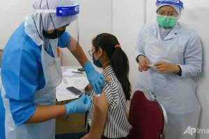 Malaysia tiêm vaccine phòng Covid-19.