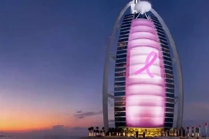 Khách sạn sang trọng có trụ sở tại Dubai, Burj Al Arab đánh dấu tháng nâng cao nhận thức về bệnh ung thư vú bằng cách phát động chiến dịch Pinking Burj Al Arab. 