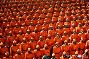 Người tham gia lễ duyệt binh đeo mặt nạ chống độc.