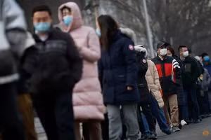 Người Trung Quốc xếp hàng xét nghiệm Covid-19.