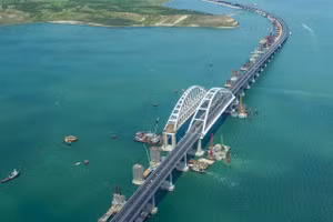 Cầu bắc qua eo biển Kerch.