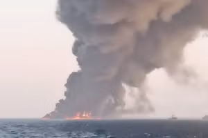 Tàu Iran cháy trên biển.