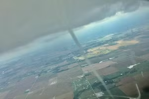 Ngoạn mục clip phi công Mỹ lái máy bay chạm trán với lốc xoáy giữa trời