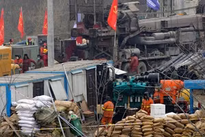 Nhân viên cứu hộ làm việc tại mỏ vàng Hushan để cứu thợ mỏ bị mắc kẹt.