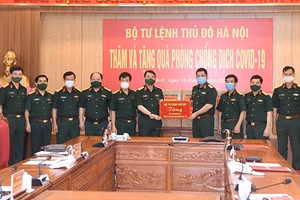 Bộ Tư lệnh Thủ đô Hà Nội tặng Bộ Tư lệnh Quân khu 1 vật tư y tế để phòng, chống dịch Covid-19.