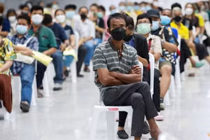 Người Thái Lan xếp hàng để tiêm vắc xin Covid-19.