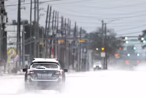 Video bão tuyết ở Texas khiến hàng triệu người Mỹ mất điện